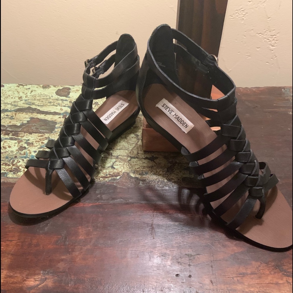 Steve Madden | black leather strappy sandal | 8